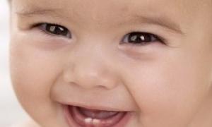 Proč dítě dostává stříbrnou lžičku na první zub: tradiční zvyk a moderní dárky