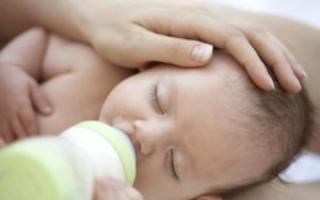Jak doplnit kojení, když je mléka málo a jakou formuli zvolit