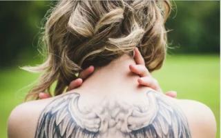 O significado da tatuagem é asas