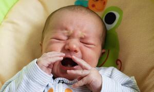 Bebê chorando enquanto se veste