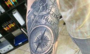 Tetovanie kompasu: význam vodiaceho symbolu pre mužov a dievčatá