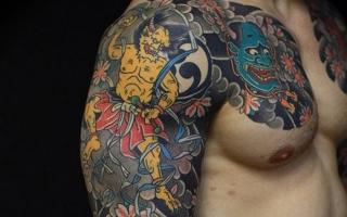 Skisser av tatoveringer på skulderen for menn