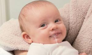 ทารกวัย 1 เดือนถ่มน้ำลายแรงหลังกินนม